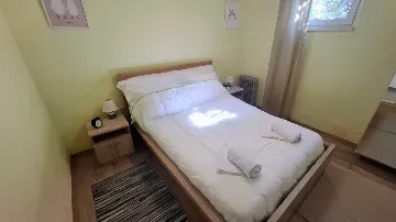 Okrug Donji 1-Bedroom Apartment for 2 Guests