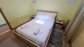 Okrug Donji 1-Bedroom Apartment for 2 Guests