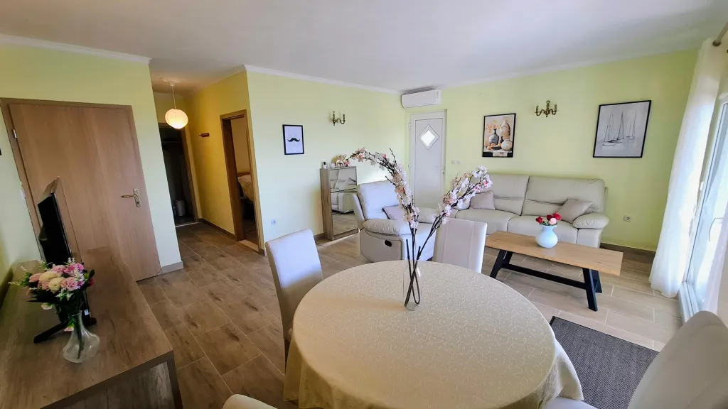 Okrug Donji 1-Bedroom Apartment for 2 Guests