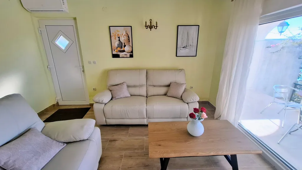 Okrug Donji 1-Bedroom Apartment for 2 Guests