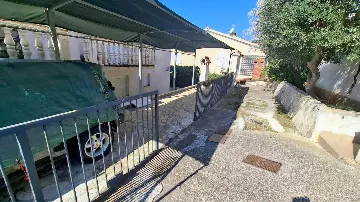 Okrug Donji 1-Bedroom Apartment for 2 Guests