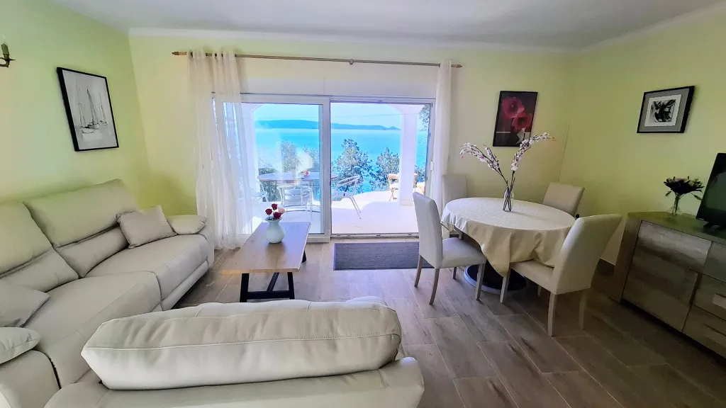 Beachfront Guest House in Okrug Donji for 8