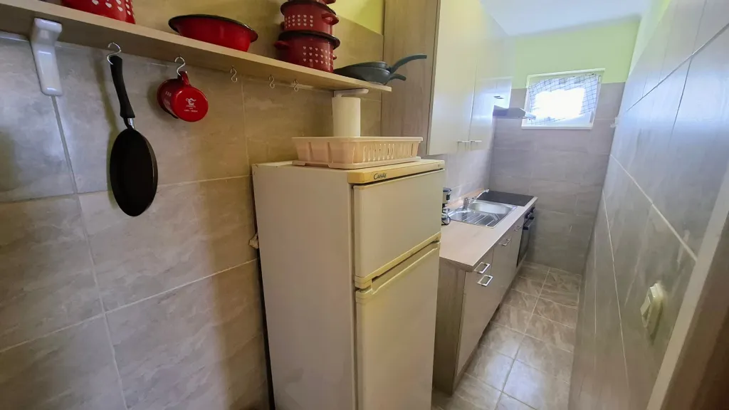 Beachfront Guest House in Okrug Donji for 8