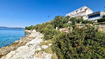 Beachfront Guest House in Okrug Donji for 8