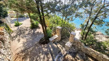 Beachfront Guest House in Okrug Donji for 8