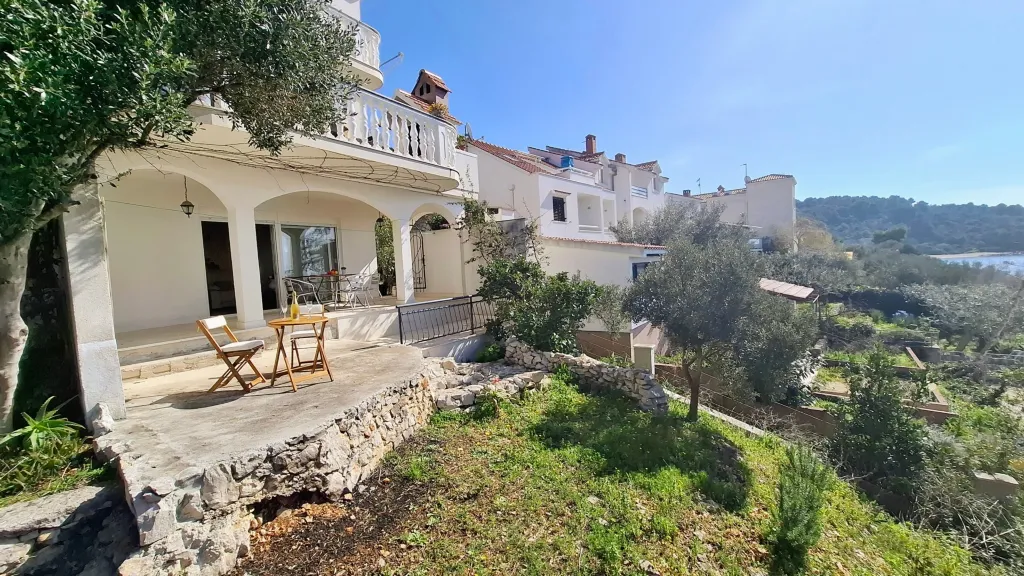 Beachfront Guest House in Okrug Donji for 8