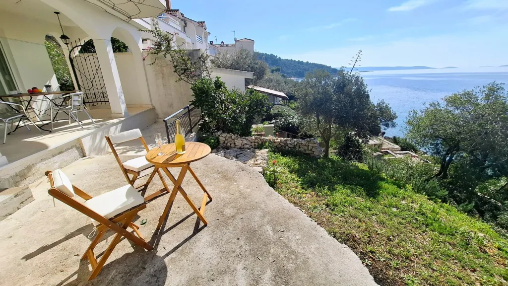 Beachfront Guest House in Okrug Donji for 8