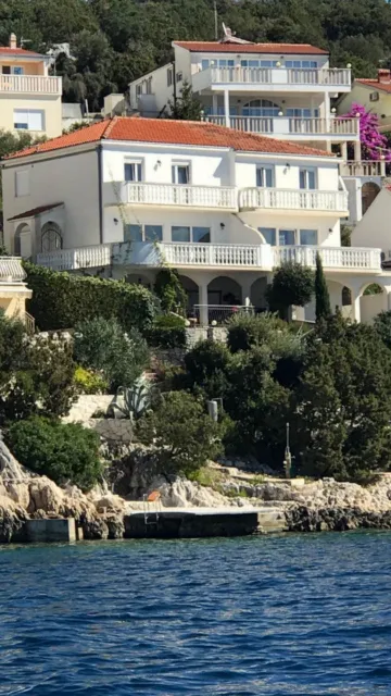 Beachfront Guest House in Okrug Donji for 8