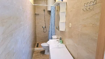 Beachfront Guest House in Okrug Donji for 8