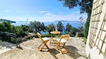 Beachfront Guest House in Okrug Donji for 8