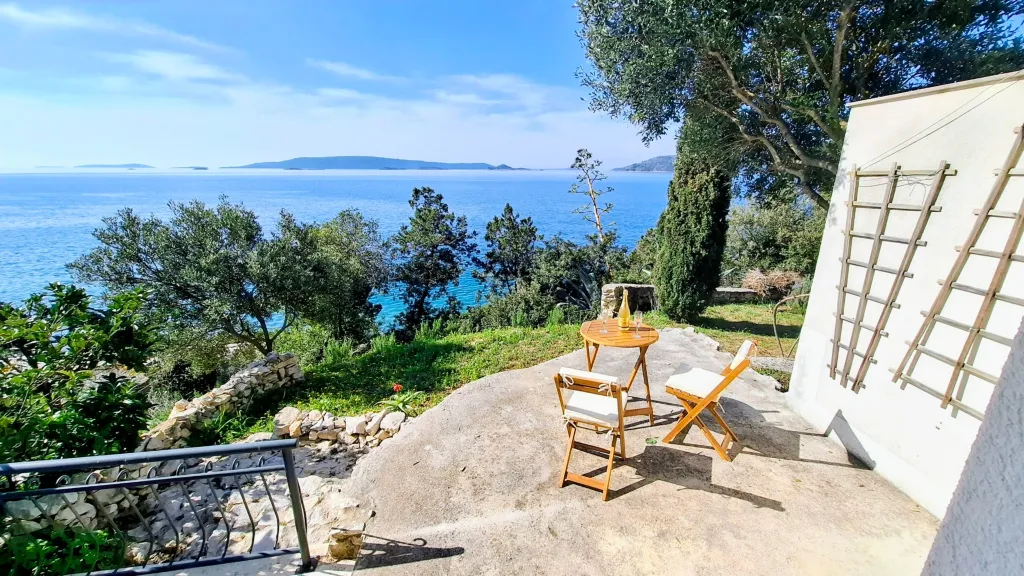 Beachfront Guest House in Okrug Donji for 8