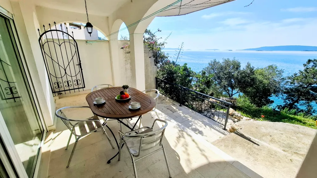 Beachfront Guest House in Okrug Donji for 8