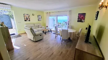 Beachfront Guest House in Okrug Donji for 8