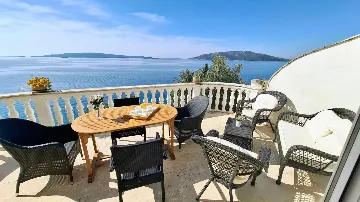 Beachfront Guest House in Okrug Donji for 8