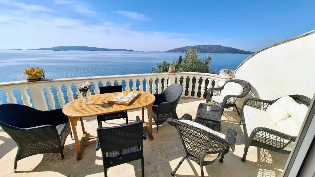 Beachfront Guest House in Okrug Donji for 8