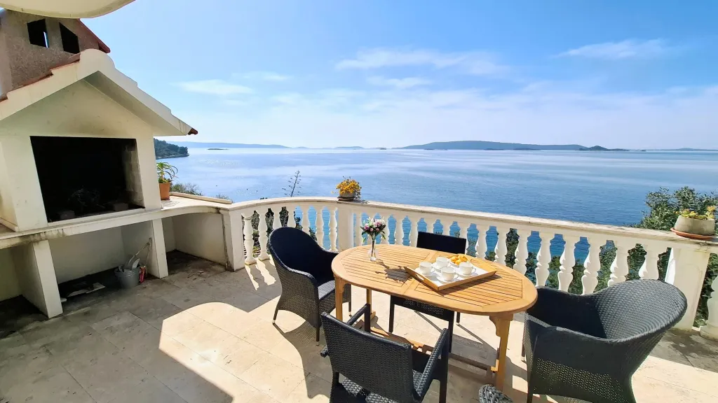 Beachfront Guest House in Okrug Donji for 8