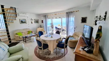 Beachfront Guest House in Okrug Donji for 8