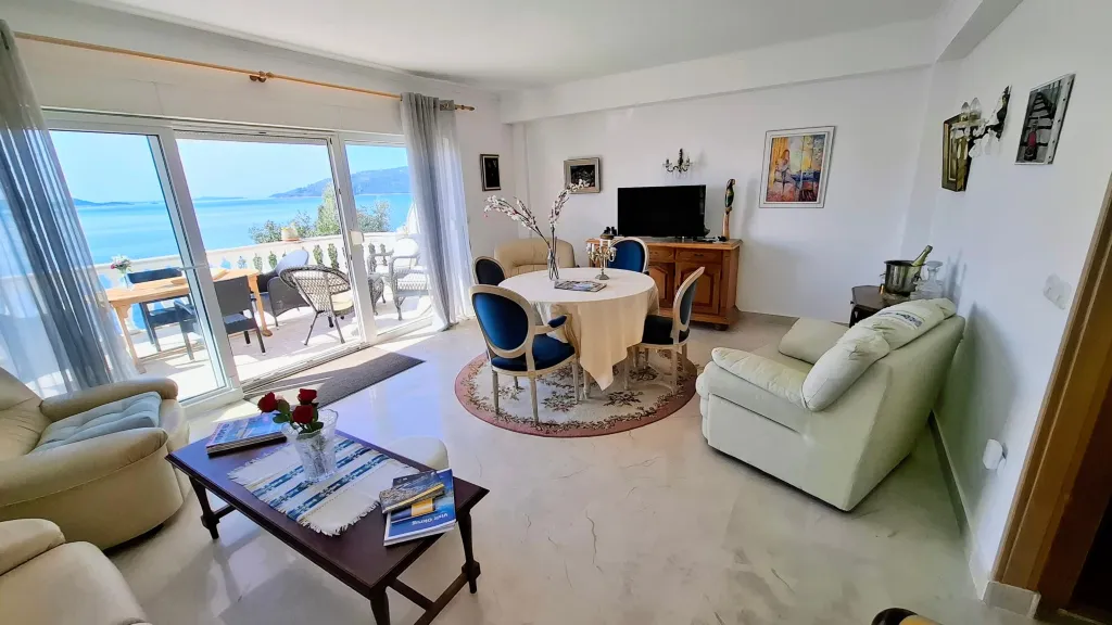 Beachfront Guest House in Okrug Donji for 8