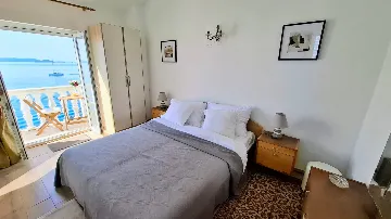 Beachfront Guest House in Okrug Donji for 8