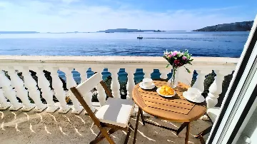 Beachfront Guest House in Okrug Donji for 8