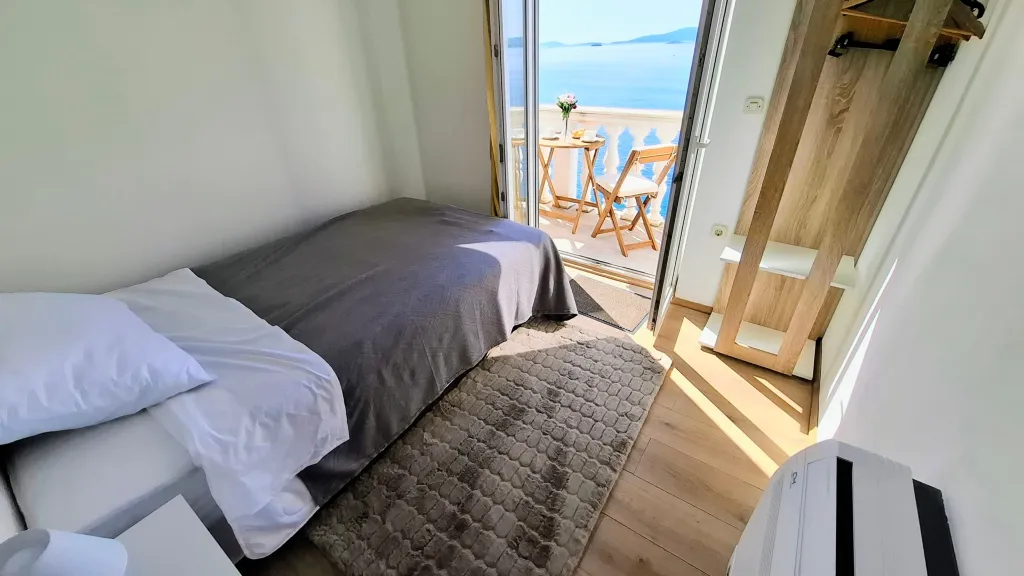 Beachfront Guest House in Okrug Donji for 8