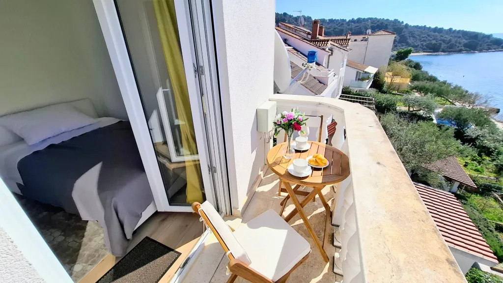 Beachfront Guest House in Okrug Donji for 8