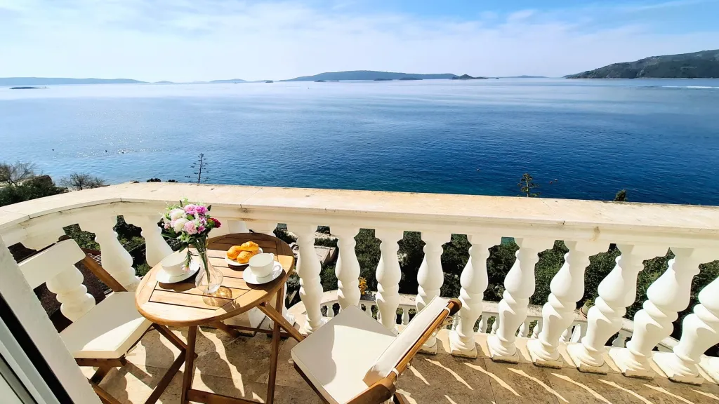 Beachfront Guest House in Okrug Donji for 8