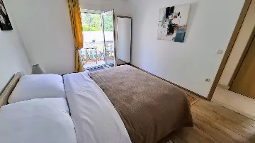 Beachfront Guest House in Okrug Donji for 8