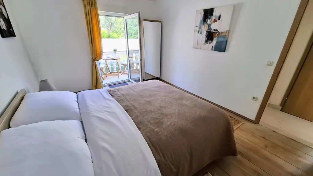 Beachfront Guest House in Okrug Donji for 8