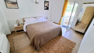 Beachfront Guest House in Okrug Donji for 8