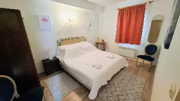 Beachfront Guest House in Okrug Donji for 8