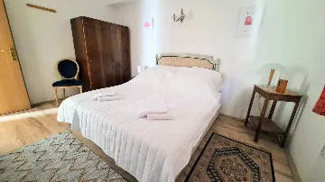 Beachfront Guest House in Okrug Donji for 8