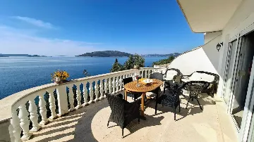 Beachfront Guest House in Okrug Donji for 8