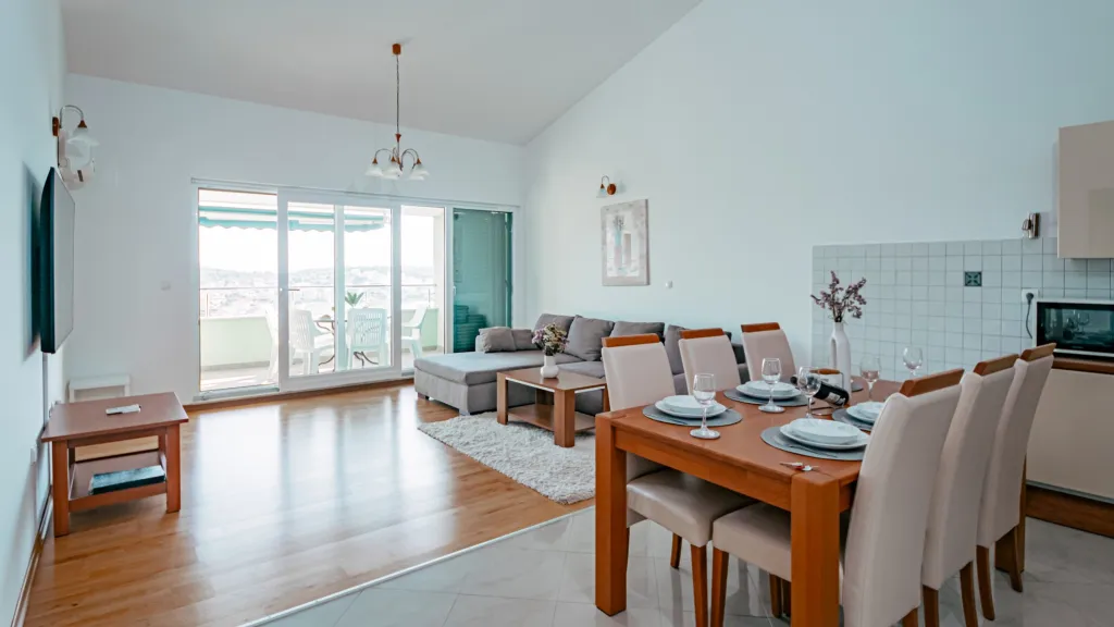 Seaview 2-Bedroom Apartment with Balcony in Okrug Gornji