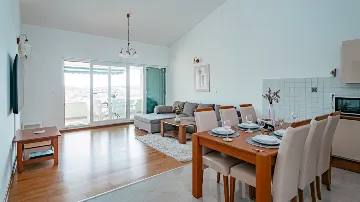 Seaview 2-Bedroom Apartment with Balcony in Okrug Gornji