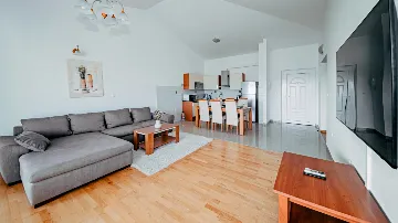 Seaview 2-Bedroom Apartment with Balcony in Okrug Gornji