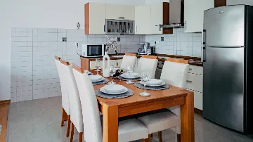 Seaview 2-Bedroom Apartment with Balcony in Okrug Gornji