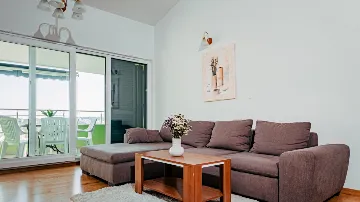 Seaview 2-Bedroom Apartment with Balcony in Okrug Gornji