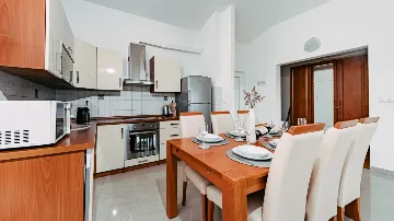 Seaview 2-Bedroom Apartment with Balcony in Okrug Gornji