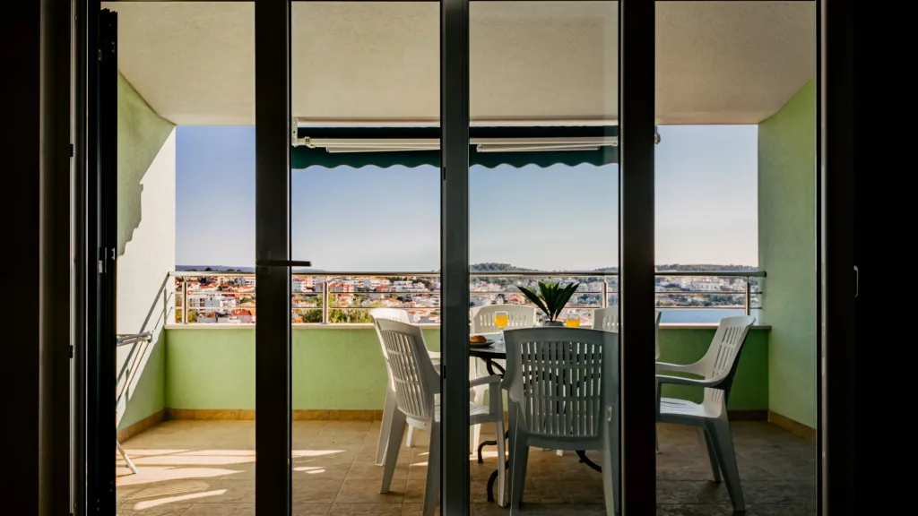 Seaview 2-Bedroom Apartment with Balcony in Okrug Gornji
