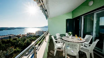 Seaview 2-Bedroom Apartment with Balcony in Okrug Gornji