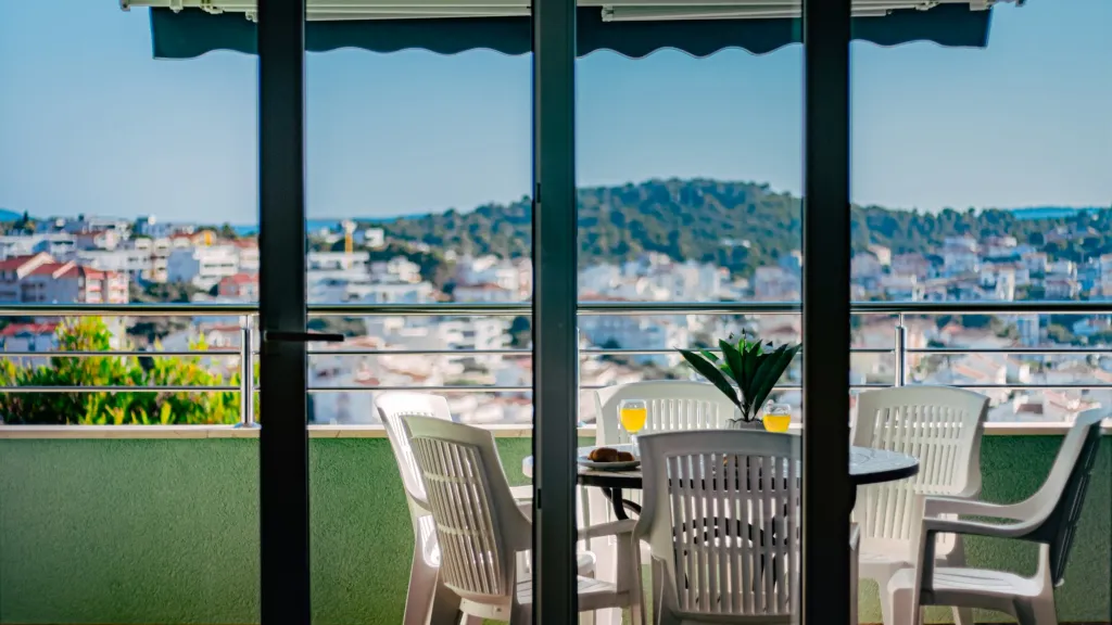 Seaview 2-Bedroom Apartment with Balcony in Okrug Gornji