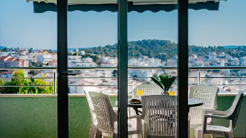 Seaview 2-Bedroom Apartment with Balcony in Okrug Gornji