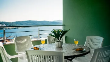 Seaview 2-Bedroom Apartment with Balcony in Okrug Gornji