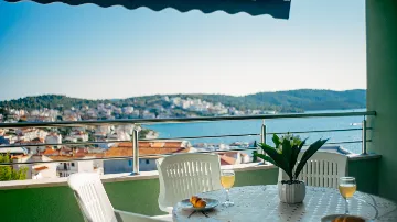 Seaview 2-Bedroom Apartment with Balcony in Okrug Gornji