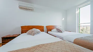 Seaview 2-Bedroom Apartment with Balcony in Okrug Gornji