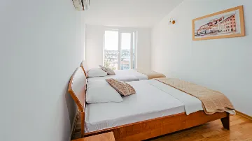 Seaview 2-Bedroom Apartment with Balcony in Okrug Gornji