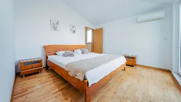 Seaview 2-Bedroom Apartment with Balcony in Okrug Gornji