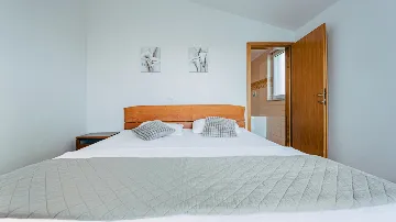 Seaview 2-Bedroom Apartment with Balcony in Okrug Gornji