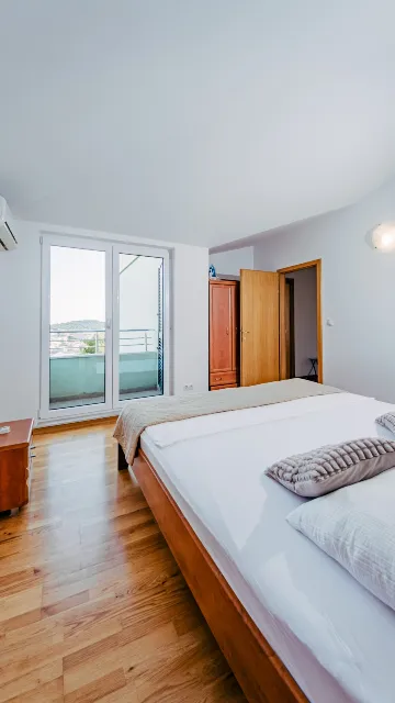 Seaview 2-Bedroom Apartment with Balcony in Okrug Gornji